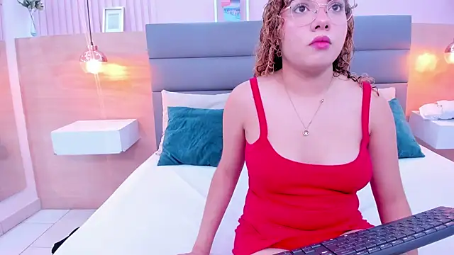 Snapshot of abril_dolly chatting on December 18, 12:22 pm abril dolly online show from December 18, 12:22 pm