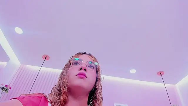 Snapshot of abril_dolly chatting on December 19, 12:01 pm abril dolly online show from December 19, 12:01 pm