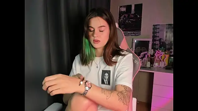 NikkieKitty online show from December 22, 5:10 pm