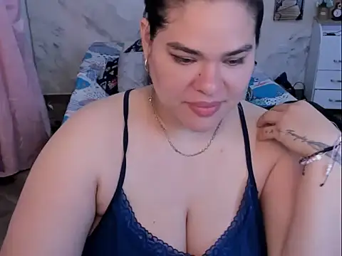 Snapshot of NinaFuentes2X chatting on May 8, 4:40 am NinaFuentes2X online show from May 8, 4:40 am