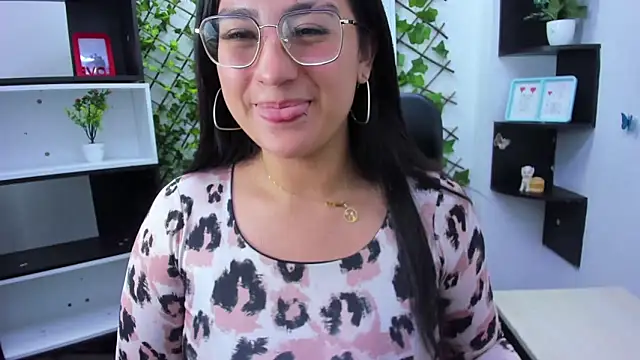 Snapshot of sophi_hardd_ chatting on April 24, 2:52 pm sophi hardd online show from April 24, 2:52 pm