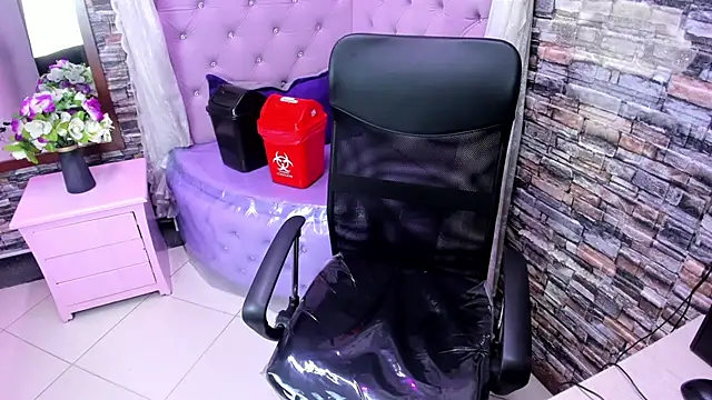 Snapshot of sophi_hardd_ chatting on June 12, 3:33 pm sophi hardd online show from June 12, 3:33 pm