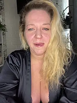 Snapshot of JenniferCarmen chatting on April 27, 2:09 am JenniferCarmen online show from April 27, 2:09 am