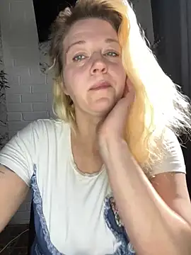 Snapshot of JenniferCarmen chatting on May 8, 2:17 am JenniferCarmen online show from May 8, 2:17 am