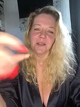 Snapshot of JenniferCarmen chatting on May 12, 1:14 am JenniferCarmen online show from May 12, 1:14 am