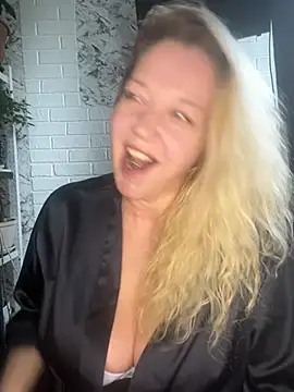 Snapshot of JenniferCarmen chatting on May 16, 6:43 am JenniferCarmen online show from May 16, 6:43 am