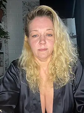 Snapshot of JenniferCarmen chatting on May 21, 2:07 am JenniferCarmen online show from May 21, 2:07 am