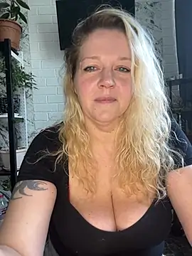 Snapshot of JenniferCarmen chatting on May 27, 6:21 am JenniferCarmen online show from May 27, 6:21 am