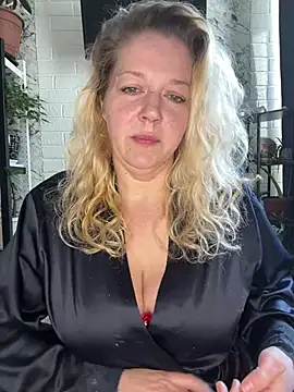 Snapshot of JenniferCarmen chatting on June 5, 1:45 am JenniferCarmen online show from June 5, 1:45 am