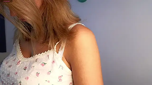 Snapshot of springloveee chatting on May 2, 7:52 pm springloveee online show from May 2, 7:52 pm