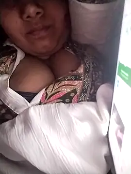 Snapshot of pihuu1313 chatting on April 25, 7:11 pm pihuu1313 online show from April 25, 7:11 pm