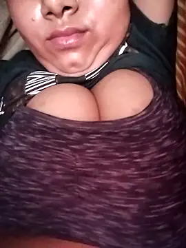 Snapshot of pihuu1313 chatting on May 13, 9:33 pm pihuu1313 online show from May 13, 9:33 pm