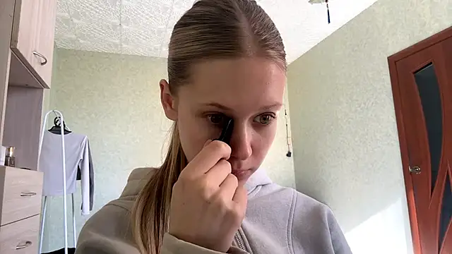 ZaidaSchwarten online show from April 5, 1:30 pm