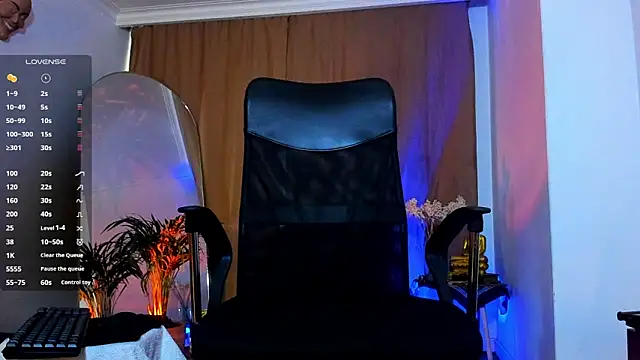 Snapshot of _YOURHERO chatting on April 30, 10:14 pm YOURHERO online show from April 30, 10:14 pm