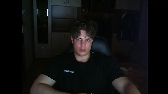 Snapshot of GymGuy0505 chatting on June 2, 9:39 pm GymGuy0505 online show from June 2, 9:39 pm