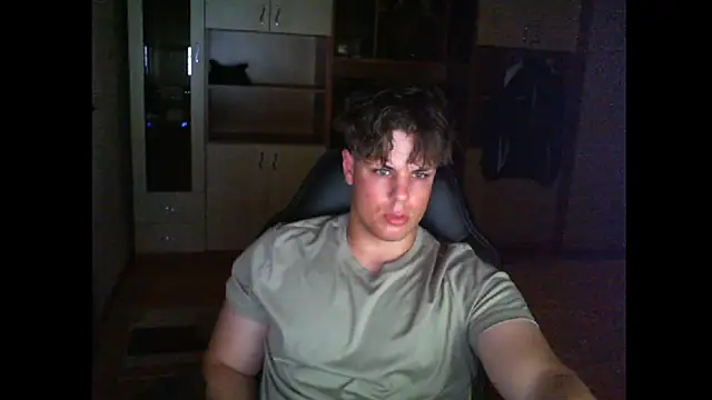 Snapshot of GymGuy0505 chatting on June 5, 10:15 pm GymGuy0505 online show from June 5, 10:15 pm