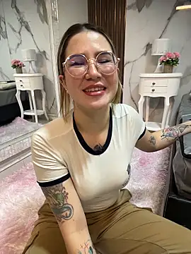 Snapshot of Annyhathatway chatting on May 16, 1:02 am Annyhathatway online show from May 16, 1:02 am
