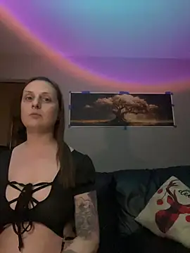 Snapshot of kingNQueen1211 chatting on May 10, 8:41 am kingNQueen1211 online show from May 10, 8:41 am