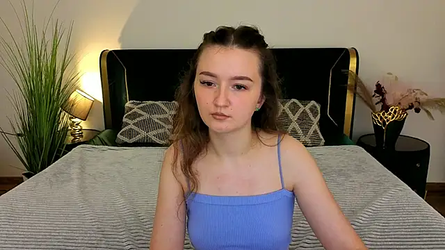 Snapshot of CyrenaLuxe chatting on May 11, 7:33 pm CyrenaLuxe online show from May 11, 7:33 pm