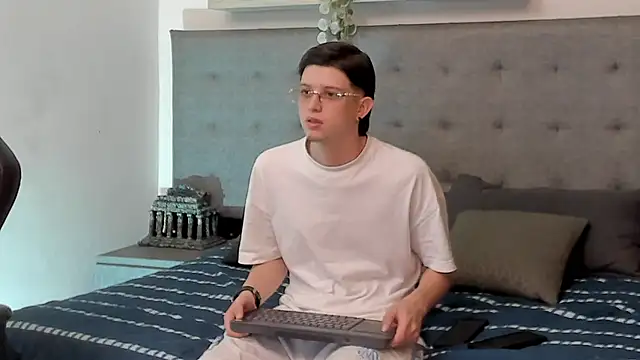 sebastamayo  online show from February 3, 8:58 pm