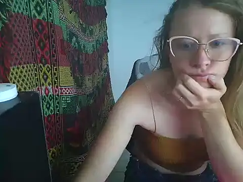 Snapshot of arianna_blonde chatting on March 1, 2:24 am arianna blonde online show from March 1, 2:24 am