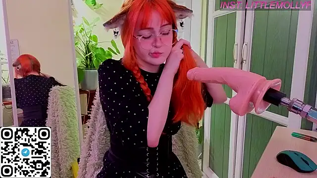 Snapshot of LittleFoxHole chatting on May 6, 1:14 am LittleFoxHole online show from May 6, 1:14 am