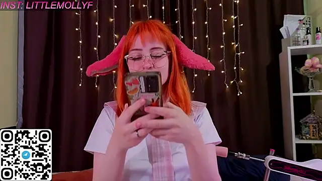 Snapshot of LittleFoxHole chatting on May 21, 1:12 am LittleFoxHole online show from May 21, 1:12 am