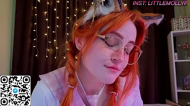 Snapshot of LittleFoxHole chatting on July 5, 4:52 am LittleFoxHole online show from July 5, 4:52 am