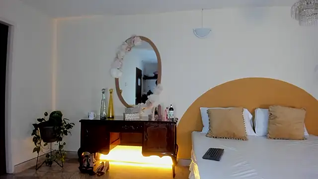 liaa moretti  online show from February 11, 8:47 pm