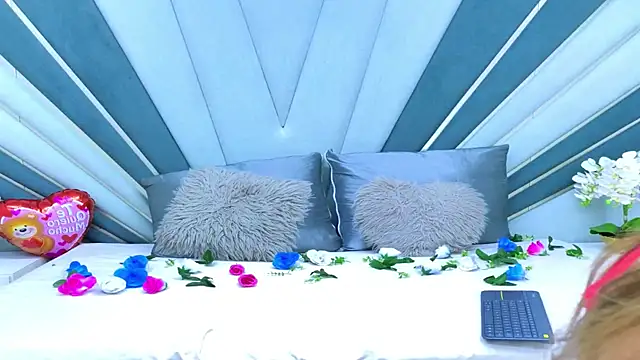 DulceeEsmeralda online show from February 12, 7:09 pm