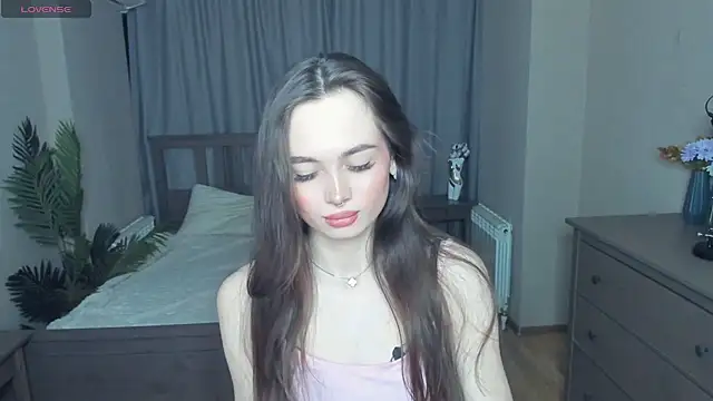 YvonneRobes online show from March 7, 7:00 pm