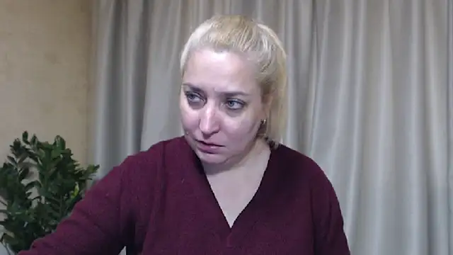 Snapshot of sweetpussy13 chatting on June 4, 5:24 am sweetpussy13 online show from June 4, 5:24 am