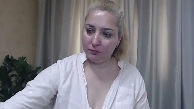 Snapshot of sweetpussy13 chatting on June 17, 6:16 am sweetpussy13 online show from June 17, 6:16 am