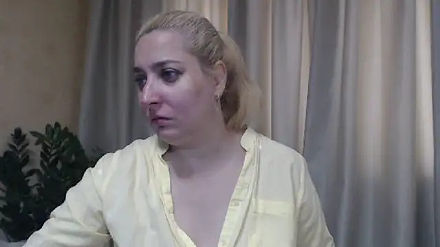 Snapshot of sweetpussy13 chatting on June 18, 5:41 am sweetpussy13 online show from June 18, 5:41 am