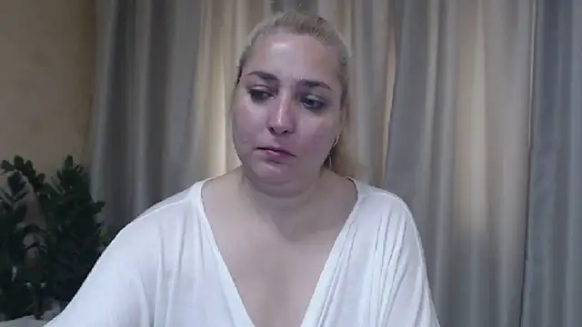 Snapshot of sweetpussy13 chatting on July 2, 6:30 am sweetpussy13 online show from July 2, 6:30 am