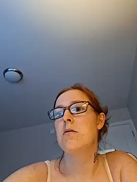 Snapshot of redremmi chatting on February 16, 11:23 pm redremmi online show from February 16, 11:23 pm