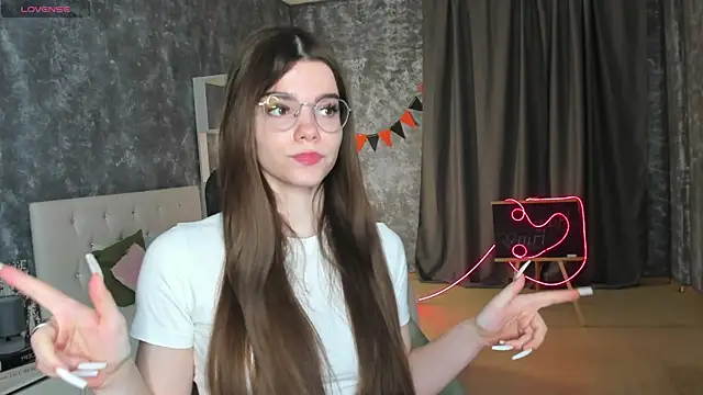 miss  evelyne online show from December 16, 1:32 am