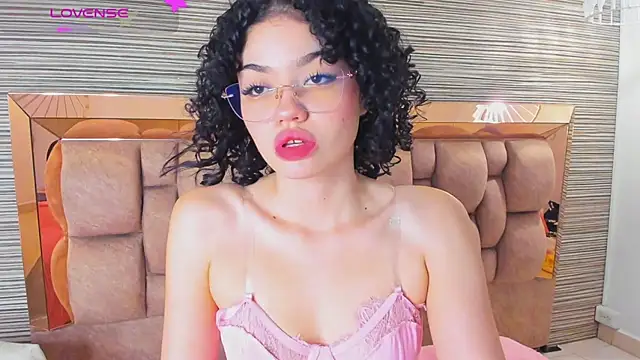 Snapshot of chloe_cortez chatting on June 13, 11:19 am chloe cortez online show from June 13, 11:19 am