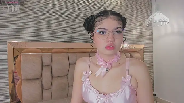 Snapshot of chloe_cortez chatting on June 16, 10:40 am chloe cortez online show from June 16, 10:40 am