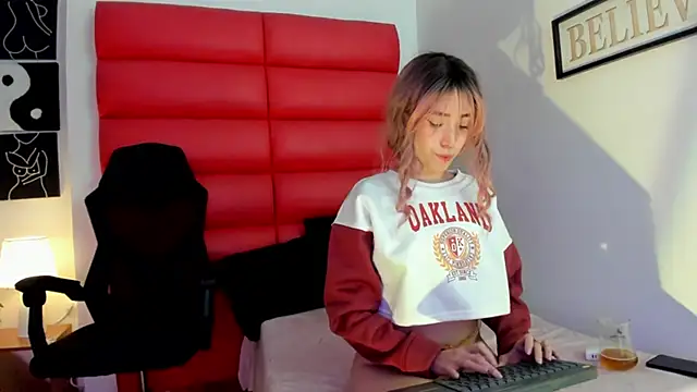 Snapshot of Oliviamonroex18 chatting on January 8, 10:45 pm Oliviamonroex18 online show from January 8, 10:45 pm