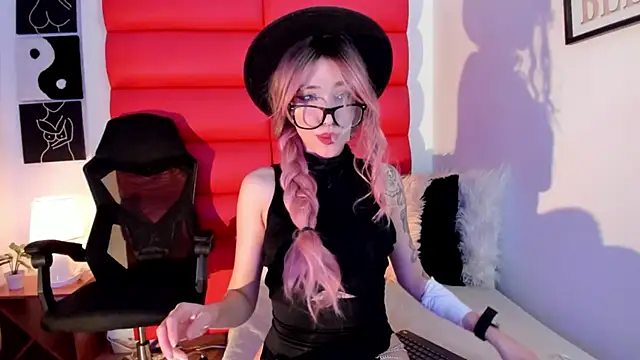 Snapshot of Oliviamonroex18 chatting on January 10, 2:24 am Oliviamonroex18 online show from January 10, 2:24 am