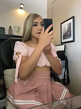 Snapshot of TaylorSweetI chatting on June 17, 2:07 pm TaylorSweetI online show from June 17, 2:07 pm