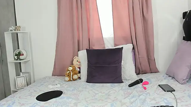 Annyeliz online show from April 5, 6:38 pm