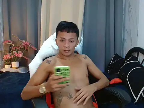 Snapshot of ur_twinkKirk6969 chatting on March 27, 2:06 am ur twinkKirk6969 online show from March 27, 2:06 am