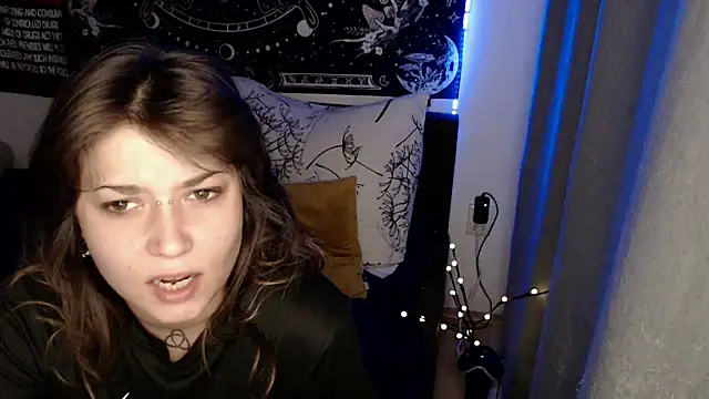 Snapshot of AlienforTwenty chatting on June 4, 2:39 am AlienforTwenty online show from June 4, 2:39 am