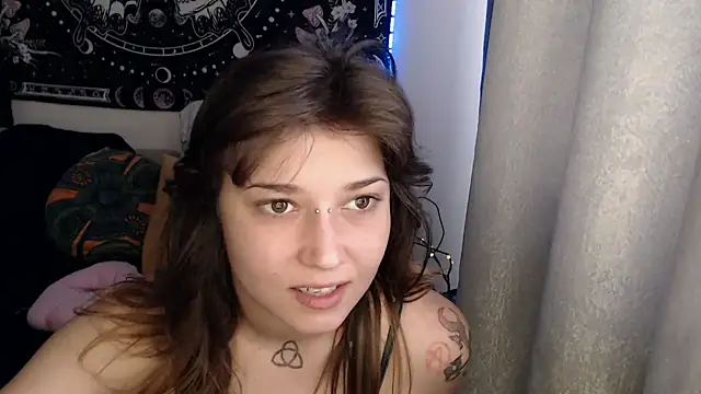 Snapshot of AlienforTwenty chatting on June 8, 6:25 am AlienforTwenty online show from June 8, 6:25 am