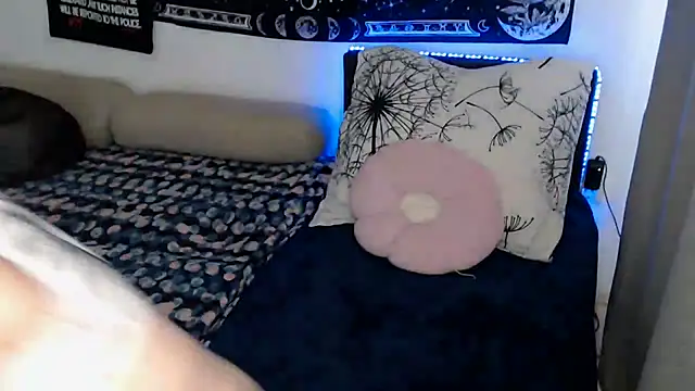 Snapshot of AlienforTwenty chatting on July 10, 10:29 am AlienforTwenty online show from July 10, 10:29 am