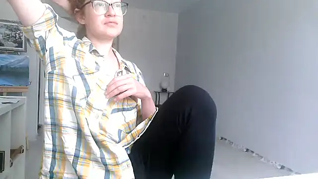 Snapshot of Alice_newhome chatting on June 20, 9:45 am Alice newhome online show from June 20, 9:45 am