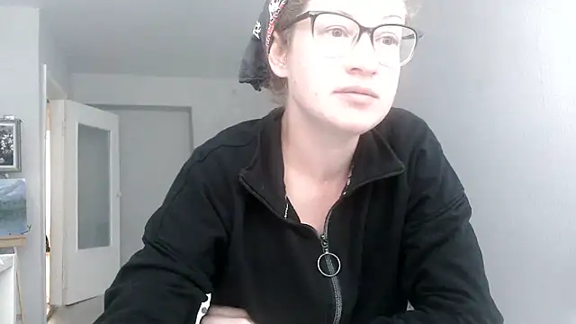Snapshot of Alice_newhome chatting on June 21, 1:24 pm Alice newhome online show from June 21, 1:24 pm