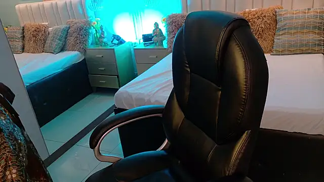 danielamilles online show from February 24, 4:43 am